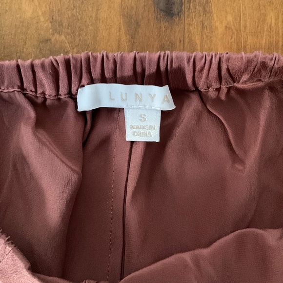 Washable Silk Tulip Back Set - Picture 5 of 9